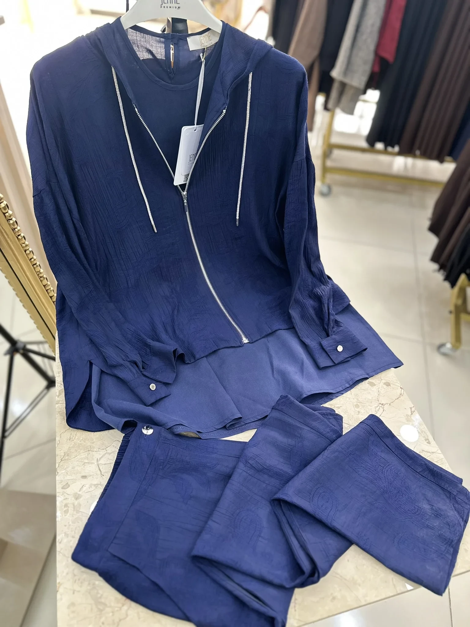 JENNE DESENLİ ÜÇLÜ TAKIM