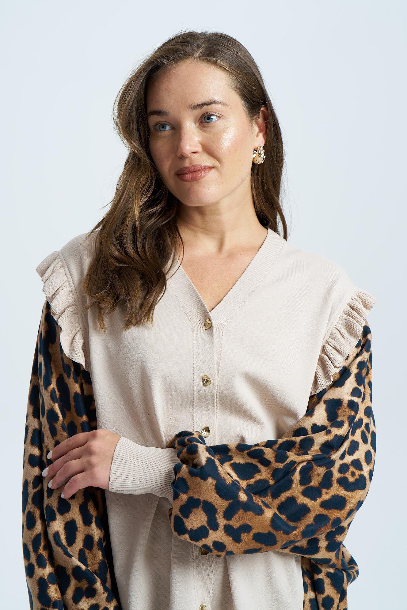 NİLİWİ YARASA KOLLU SELANİK ÖRGÜ FIRFIRLI HIRKA KAHVE BEJ RENK SEÇENEĞİ