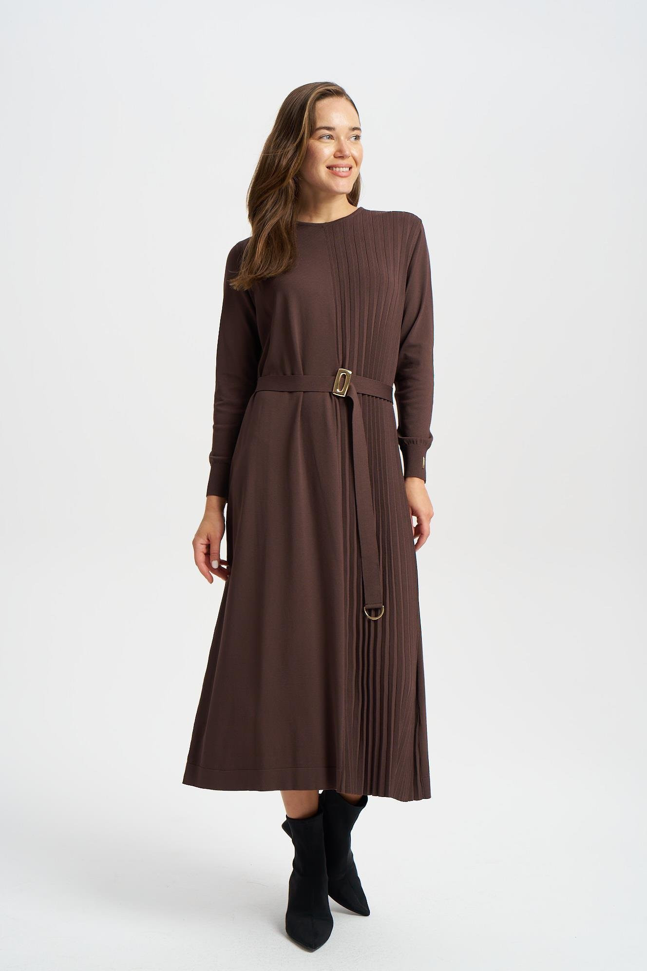 NİLİWİ SOL TARAFI PİLELİ ELBİSE KAHVE VE SİYAH RENK SEÇENEĞİ