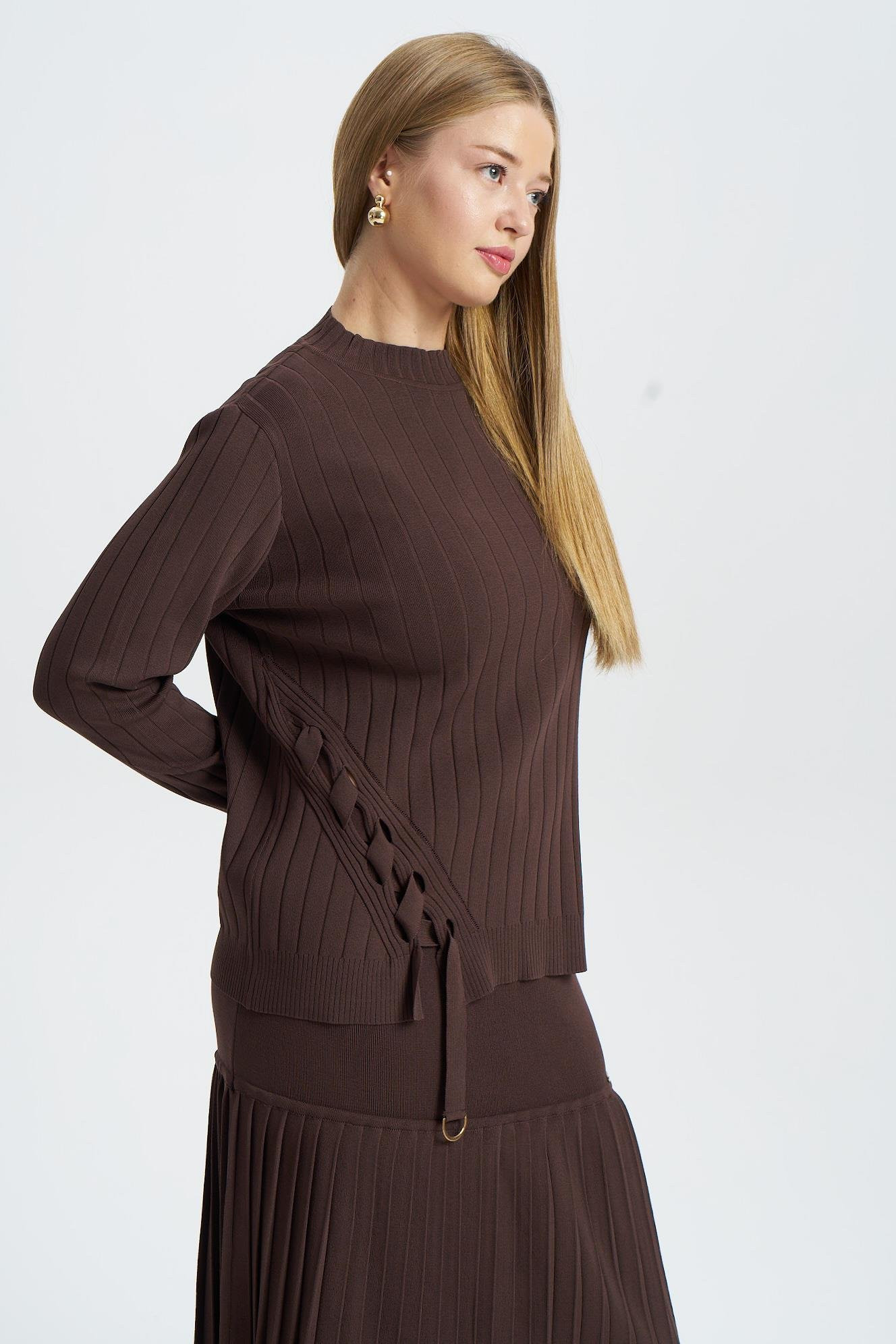 NİLİWİ YANI VEREV PARÇALI SÜS TİKTAKLI BLUZ SİYAH,KAHVE,BORDO RENK SEÇENEĞİ