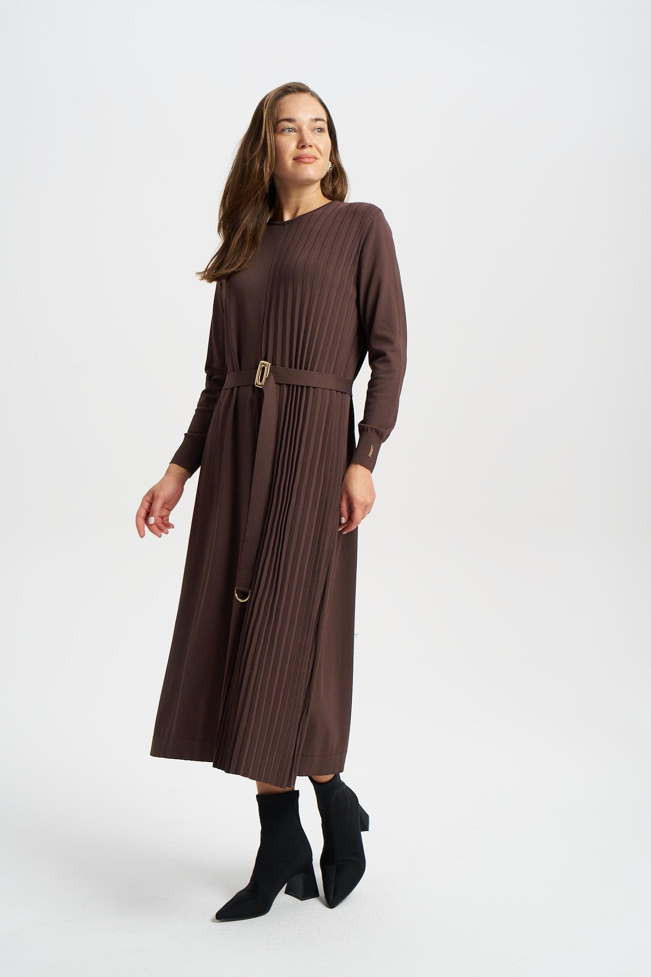 NİLİWİ SOL TARAFI PİLELİ ELBİSE KAHVE VE SİYAH RENK SEÇENEĞİ