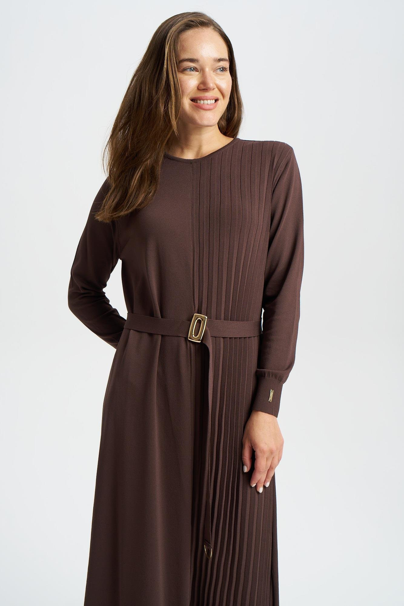 NİLİWİ SOL TARAFI PİLELİ ELBİSE KAHVE VE SİYAH RENK SEÇENEĞİ